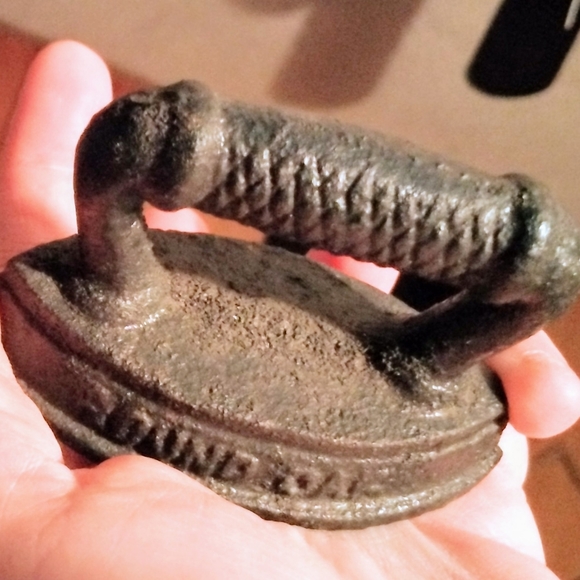 Vintage Iron Miniature Round Oak Sad Iron       1/24 - Picture 2 of 2